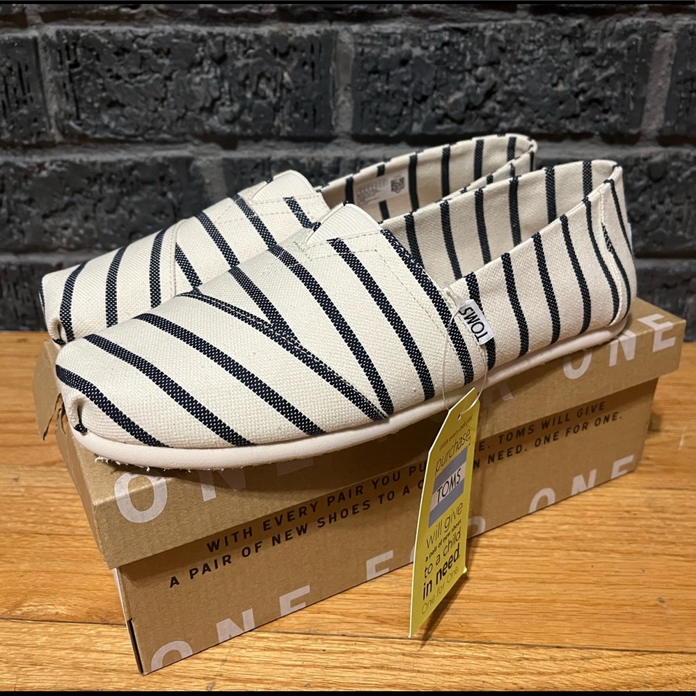 Men’s Classic White/Navy Riviera Stripe Size 9